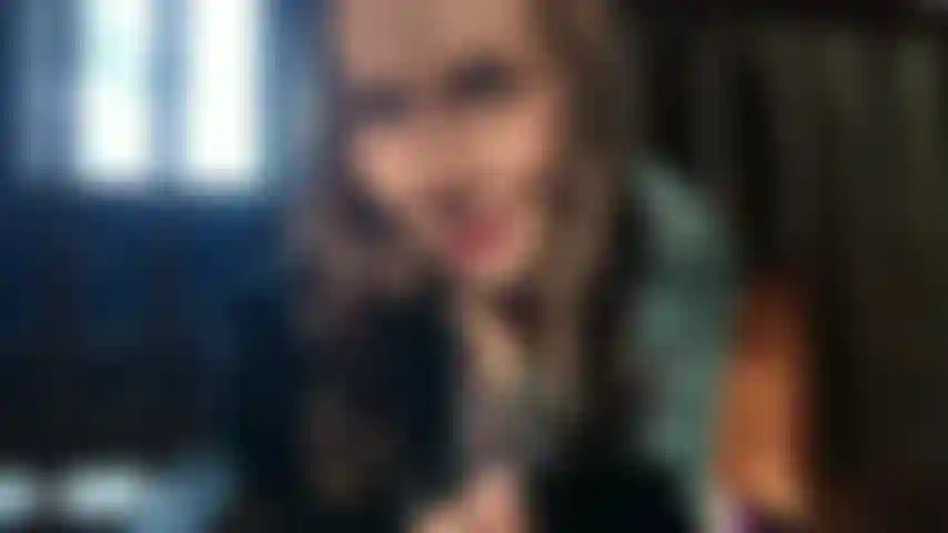 Je me faufile rapidement dans la cabine pendant que ma compagnie est absente! J'attrape les derniers rayons de soleil dans le loft et je deviens très humide et crémeuse.