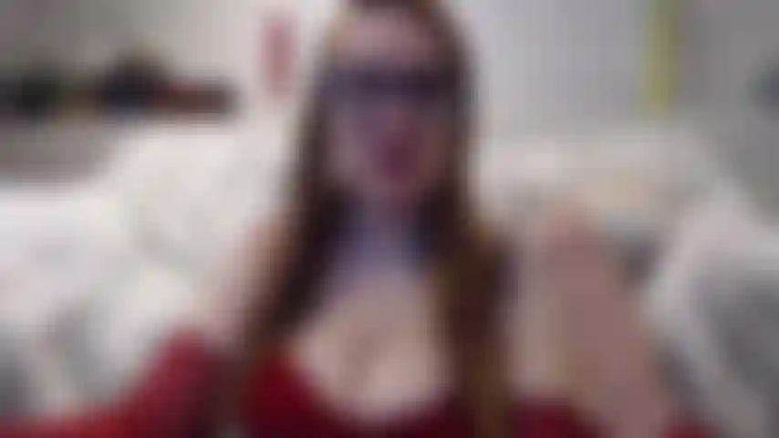 Gants rouges, pipe avec gode.