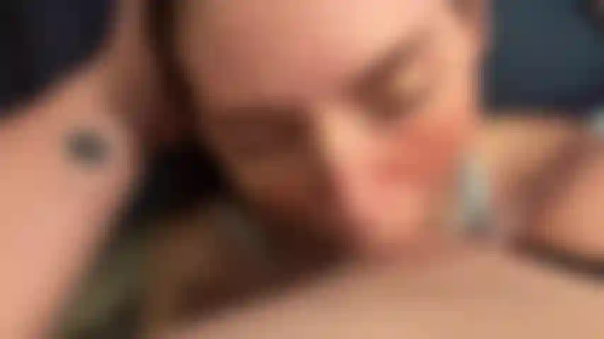 Ma belle petite amie en train de sucer ma bite après nous avoir mis en chaleur en parlant de bbc !