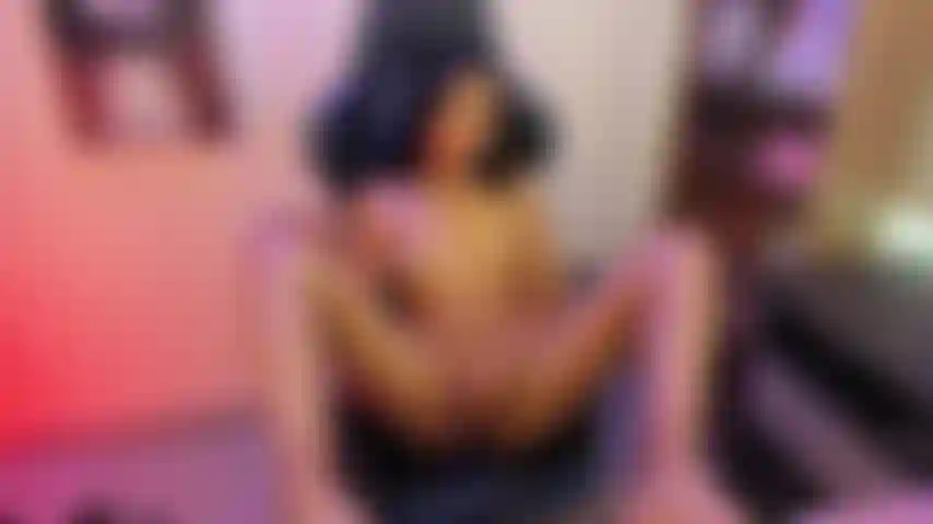 Je mets ma chatte avec mes doigts très humides.