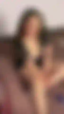 Taquine sexy, me sentant un peu chaude et excitée... Partagez vos pensées avec moi.