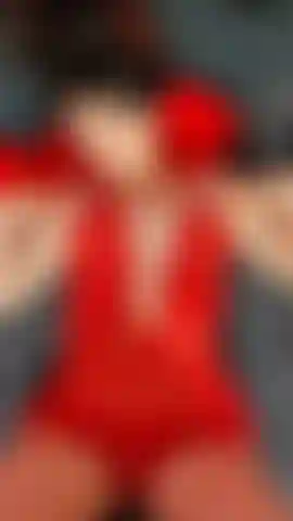 Je te taquine avec mon corps excité et mes lèvres rouges brûlantes.