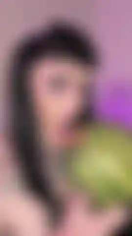 Une pastèque juteuse qui baise avec un gros creampie.