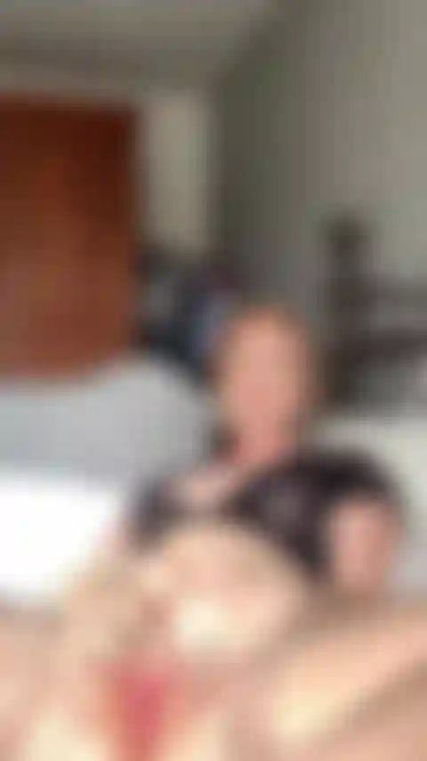 Je me fais jouir en regardant du porno.