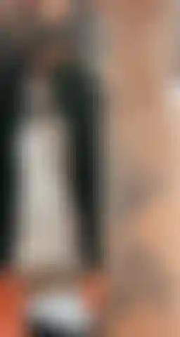 Je construis mon cul pour toi accroupie.