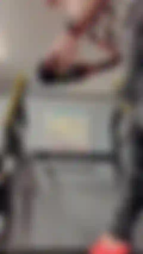 Accroupie devant ton visage.