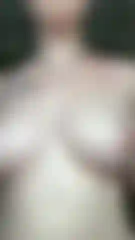 Des seins rebondissants sous la douche.