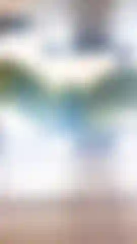 Accroupie devant ton visage... Repère la tache humide ;).