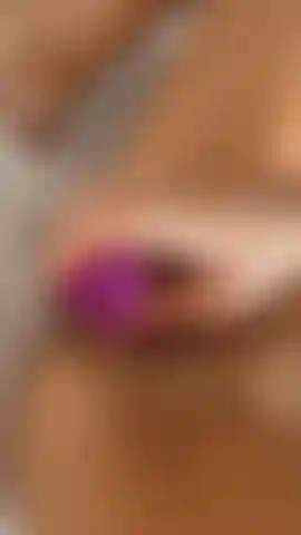 Je joue en gros plan avec ma chatte jusqu'à ce que je jouisse et je la lèche ensuite.