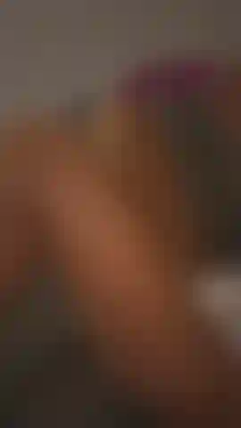 Jeu de chatte humide avec gode, j'ai aussi bon goût que j'en ai l'air.