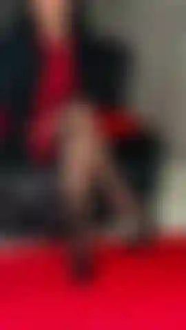 Des talons hauts, une cravate serrée et une attitude qui ne tolère aucune excuse.