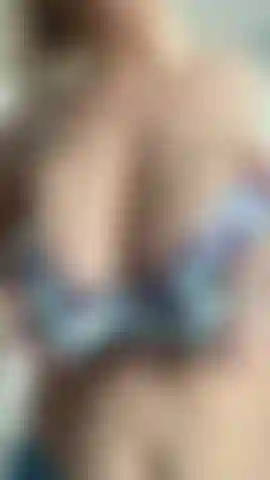 Gros seins serrés dans un soutien-gorge en dentelle bleue.