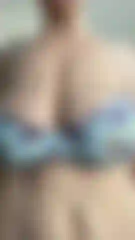 Gros seins rebondissants qui gigotent dans un soutien-gorge en dentelle bleue.