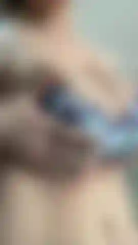Gros seins serrés dans un soutien-gorge en dentelle bleue.