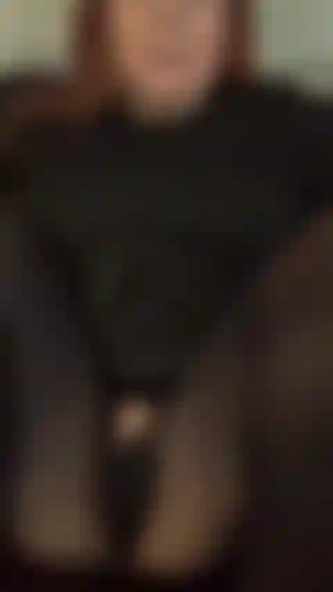 Des nylons déchirant serrés jouent à la chatte des collants de travail matures milf kink.