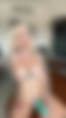 Je vous parle et je joue avec un jouet dans