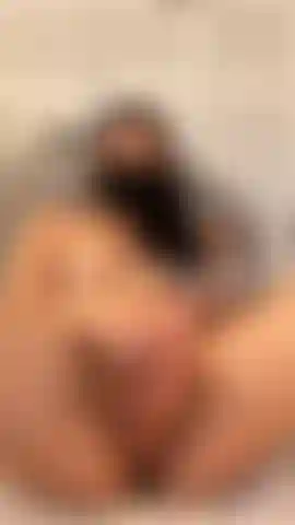 Baise de chatte crémeuse avec un gode et un plug anal.