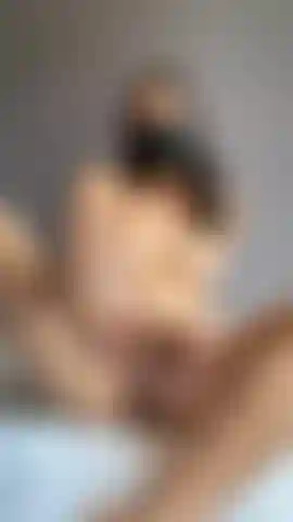 Une lotion frottant sur mes pieds et un footjob.