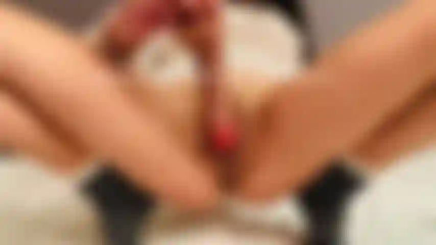 Je baise ma chatte jusqu'à ce que je gicle et que je touche presque mon appareil photo.