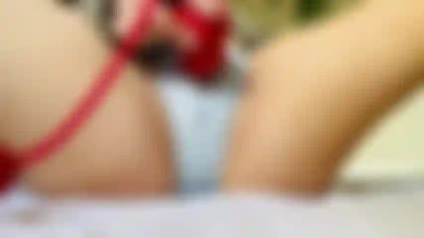 Je gicle à travers ma culotte avec mon vibromasseur.