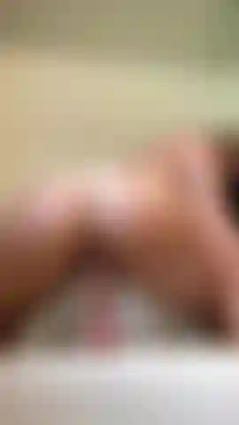 Un gode chevauche une baignoire jusqu'à gicler.