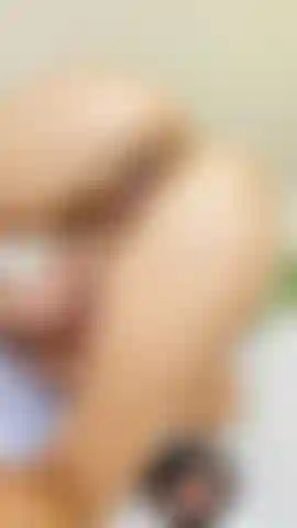 De près la chatte, le trou du cul et le corps.