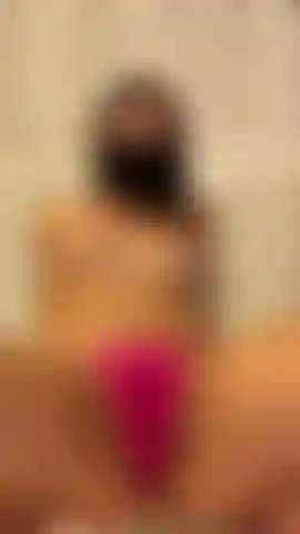 Culotte mouillée et frottant le clitoris.