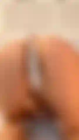 Une démonstration de trou du cul et un jeu de plug anal.