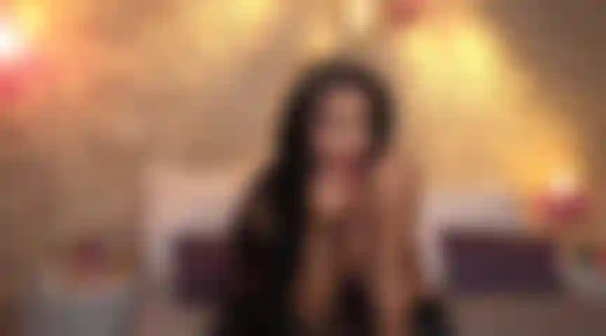 Mon corps chaud vous rendra fou, surtout quand je laisserai l'huile brillante couler sur mes lignes de bronzage, chevauchant votre bite dure comme dans le rodéo le plus sauvage !