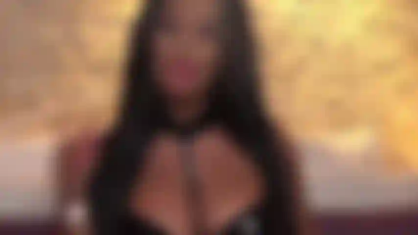 Les mots ne sont pas nécessaires quand ma beauté s'accompagne d'une épaisse fumée. Regarde mes yeux derrière la fumée nuageuse et sens-la dans tes narines alors que je la souffle vers toi entre mes lèvres charnues !