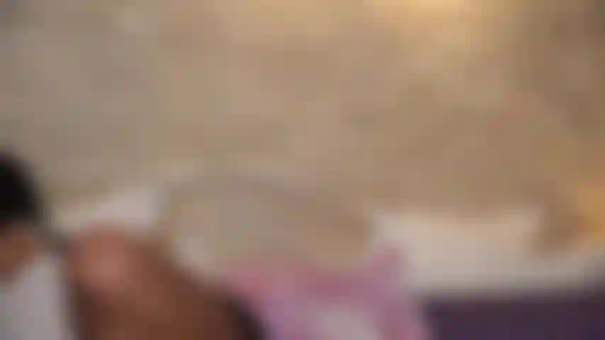 Taquinant ta bite lancinante avec mes mamelons pointus sous ma chemise blanche mouillée jusqu'à un orgasme vulcanique sur mes énormes seins.