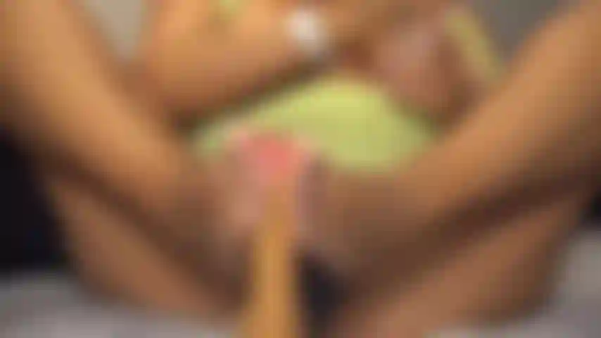 Je traite ta bite pieds nus.