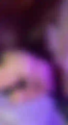 Cul huilé chevauchant un gode.