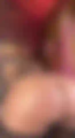 Une petite femme chaude vient gicler sur une bbc.