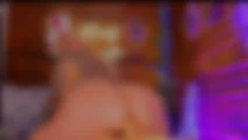 Bunny chevauchant le torse anal 4k.