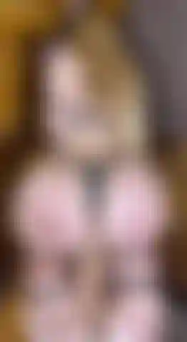 Salope sexy chevauchant le miroir (jumelle).