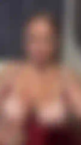 Branlette de seins avec d'énormes nichons et plein de salive.