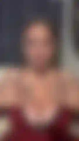Regardez-moi cracher sur mes énormes seins et jouer avec eux.