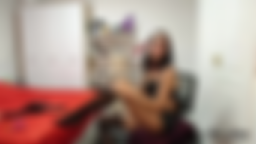 Une déesse pieds nus et compte à rebours - adore et obéis !