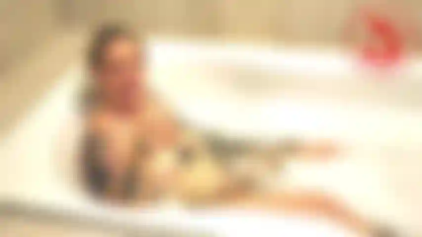 Glissante lorsqu'elle est mouillée : un bain coquin pour vous faire exploser.