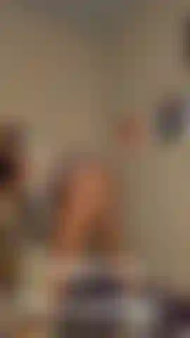 Je danse sur une chaise en applaudissant.