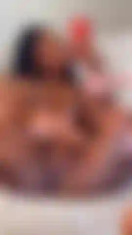 Semelles + orteils + chatte + seins + bondage.