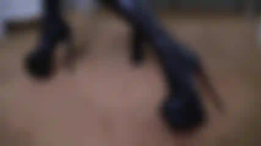 Apportez-moi vos désirs et votre soumission. Viens jouer dans l'obscurité de mon ombre. Mon pouvoir s'étend du sensuel au bord.