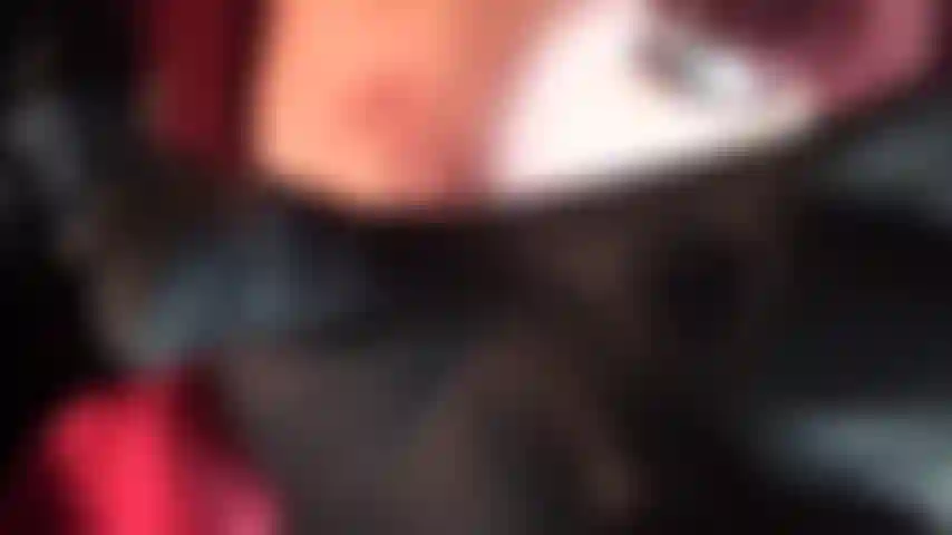 Maîtresse t'étouffe jusqu'à ce que tu aies la vie sauve - elle a l'air méchante et ses mains gantées de cuir sont fermement enroulées autour de ton cou, ta bouche s'ouvre, haletante, luttant pour respirer, elle te nourrit de sa salive.