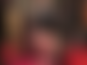 Regardez l'incroyable brillance... Maîtresse superpose des collants dorés brillants pour vous séduire. Fétichiste des pieds, adoratrice du cul, jambes en nylon.