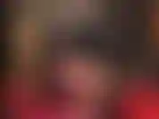 Regardez l'incroyable brillance... Maîtresse superpose des collants dorés brillants pour vous séduire. Fétichiste des pieds, adoratrice du cul, jambes en nylon.