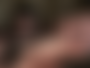 Maîtresse met ses merveilleux pieds nus en l'air.