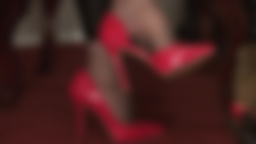 Le pouvoir des talons rouges - maîtresse vivian joue avec votre esprit soumis, ses pieds en collants merveilleusement cambrés dans d'élégants escarpins rouges à coupe basse.