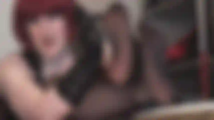 Des pieds renforcés en collants noirs offrent au laquais une branlette en nylon. Après avoir vénéré chaque centimètre de leur chair avec ta langue, maîtresse vivian utilise ses pieds pour traire la bite de ton esclave sur tes jolis orteils.