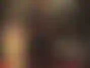 Maîtresse montre son corps merveilleux dans une combinaison moulante en latex noir.